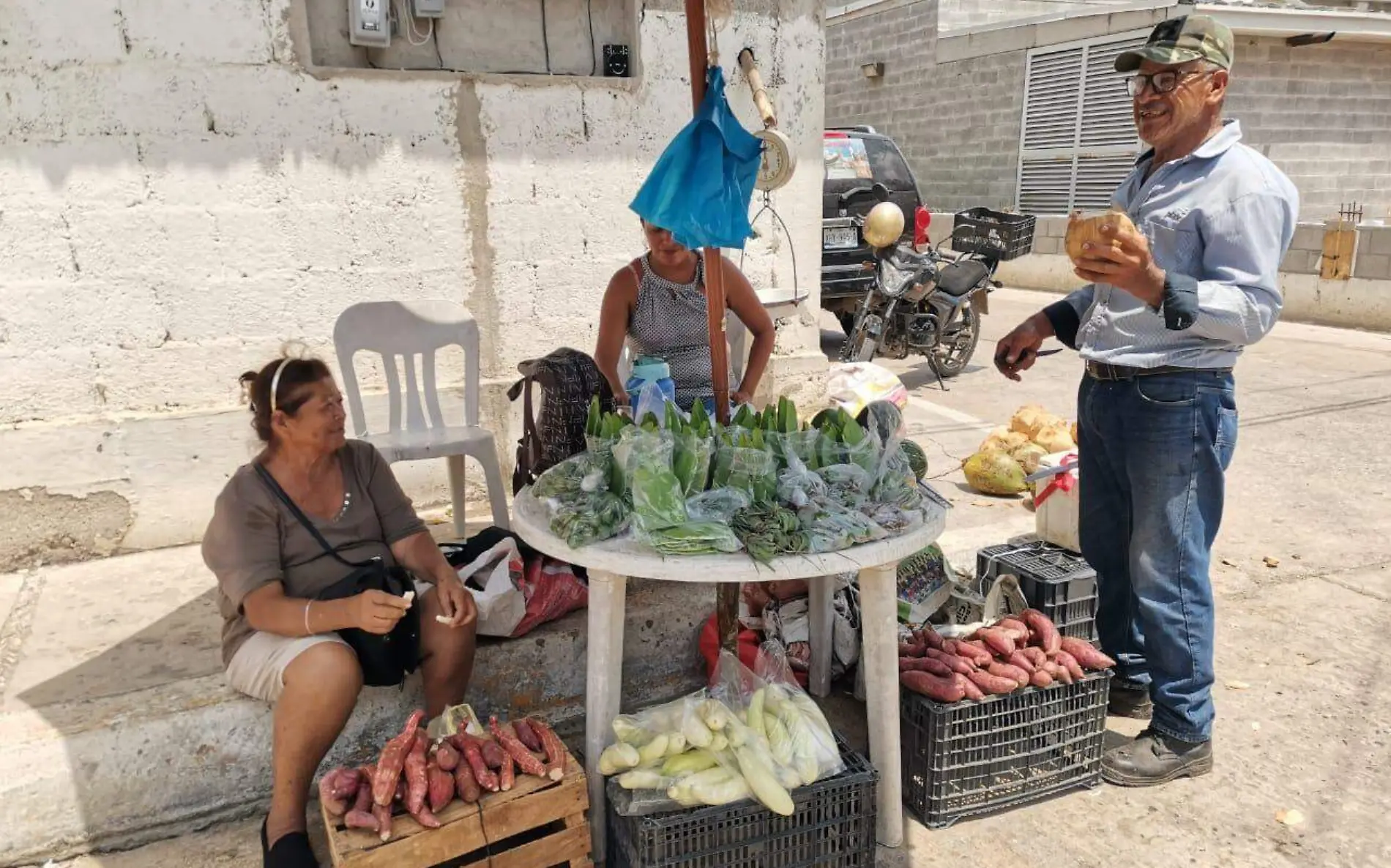 Familias ofertan sus cosechas en los mercados rodantes Alfredo Márquez (1)